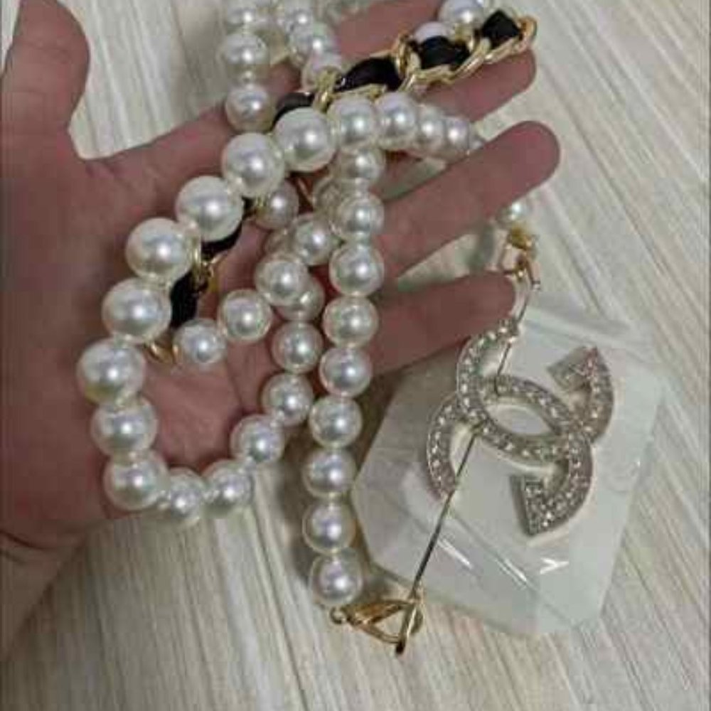 (WHITE) Luxury 'Airpods' Pro Case